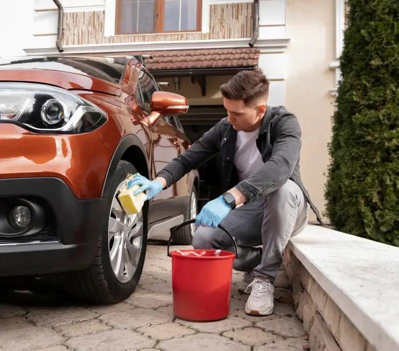 Lavage auto à domicile Coings : professionnel intervenant sur un véhicule